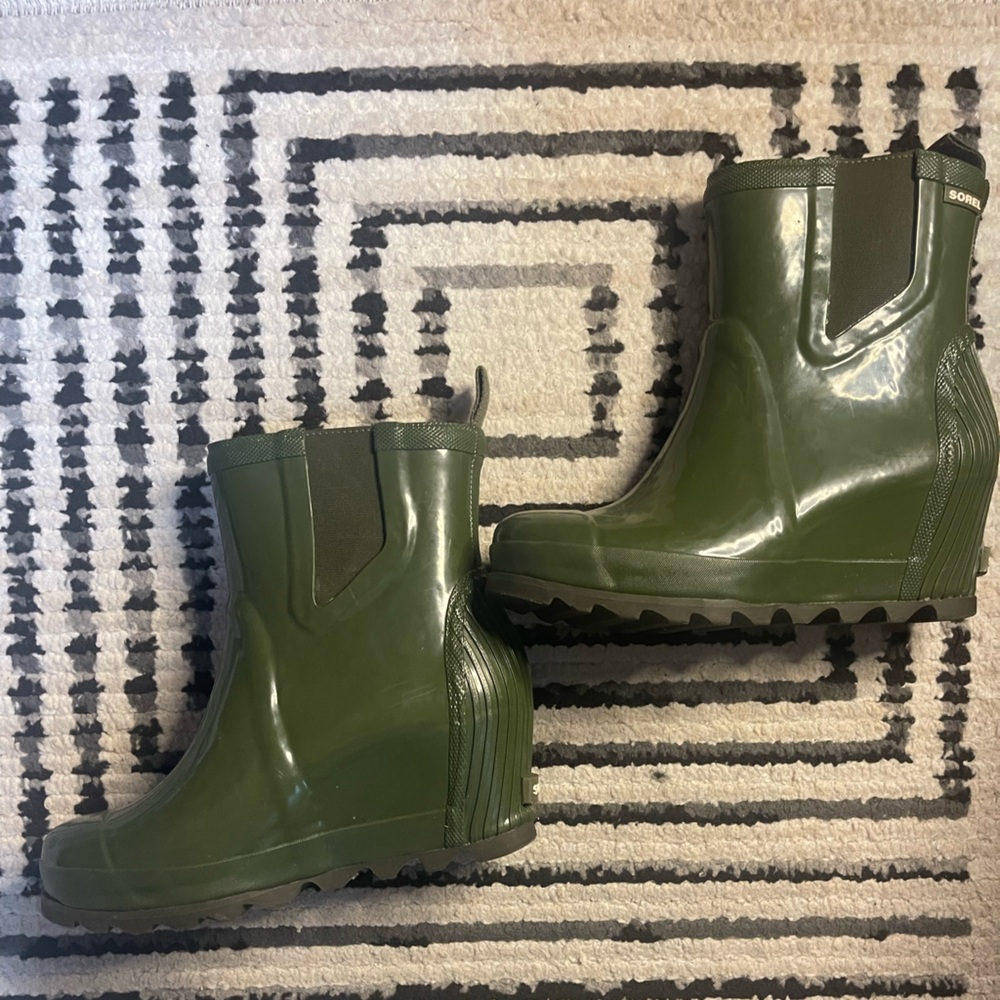 Sorel wedge rubber rain boots in green size 9